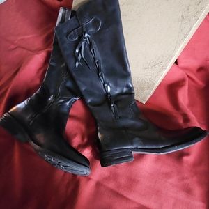 BEAUTIFUL BORN BOOTS! SIZE 8, BLACK